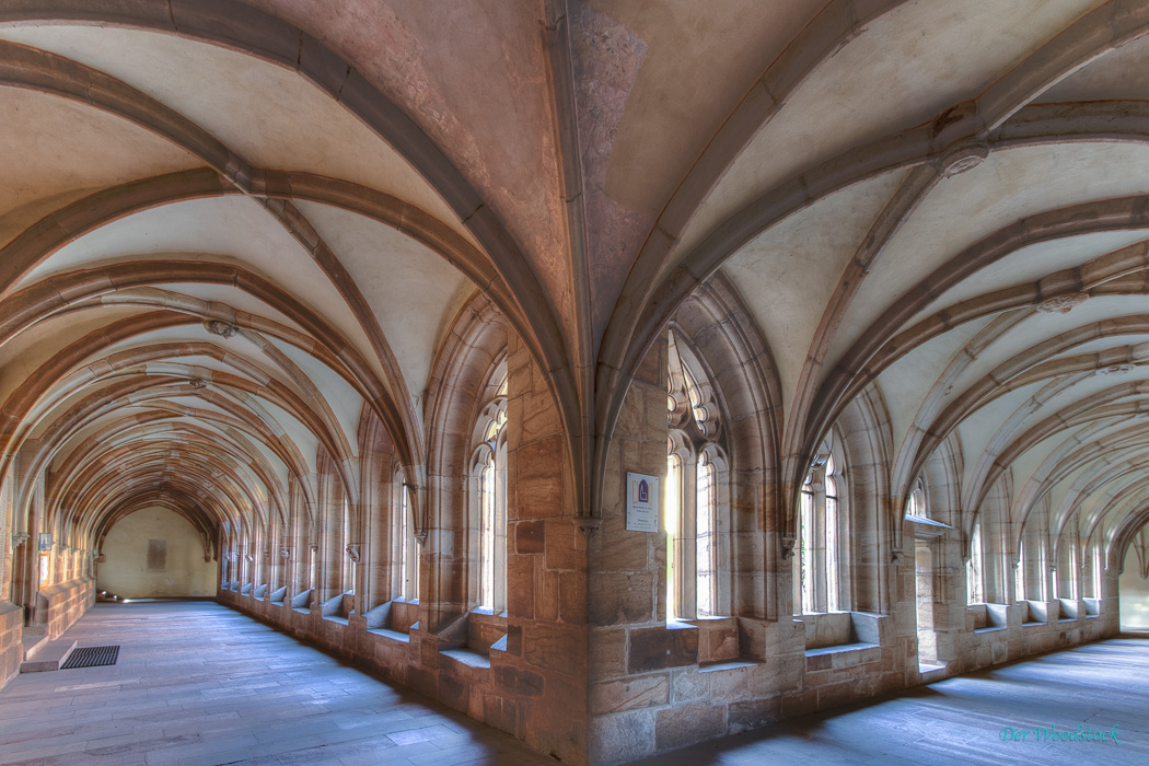 Zur Aufführungen kommen Schauspiele wie Faust, Werke von Shakespeare etc. Die Atmosphäre im Klosterhof ist hierfür ideal, ein Besuch lohnt sich und ist sehr empfehlenswert.
