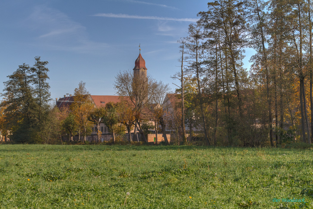 Blick auf die Stadtkirche und das Kloster sowie die teilweise erhaltene Stadtmauer