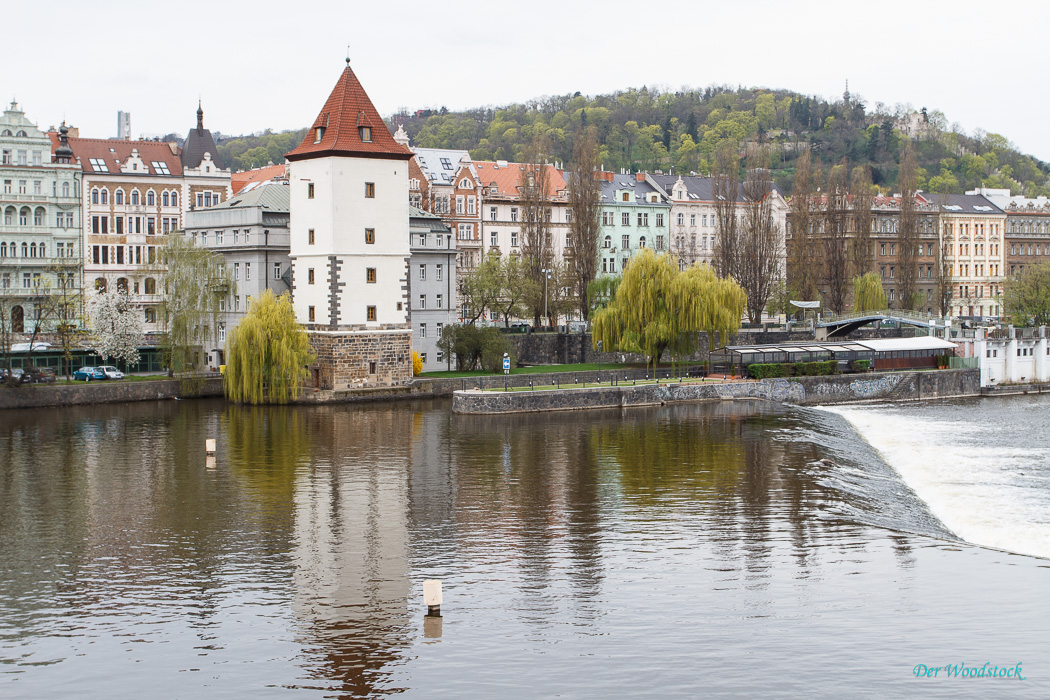 Von der selben Stelle zum linken Ufer, im Hintergrund ist der Petrin zu erkennen.