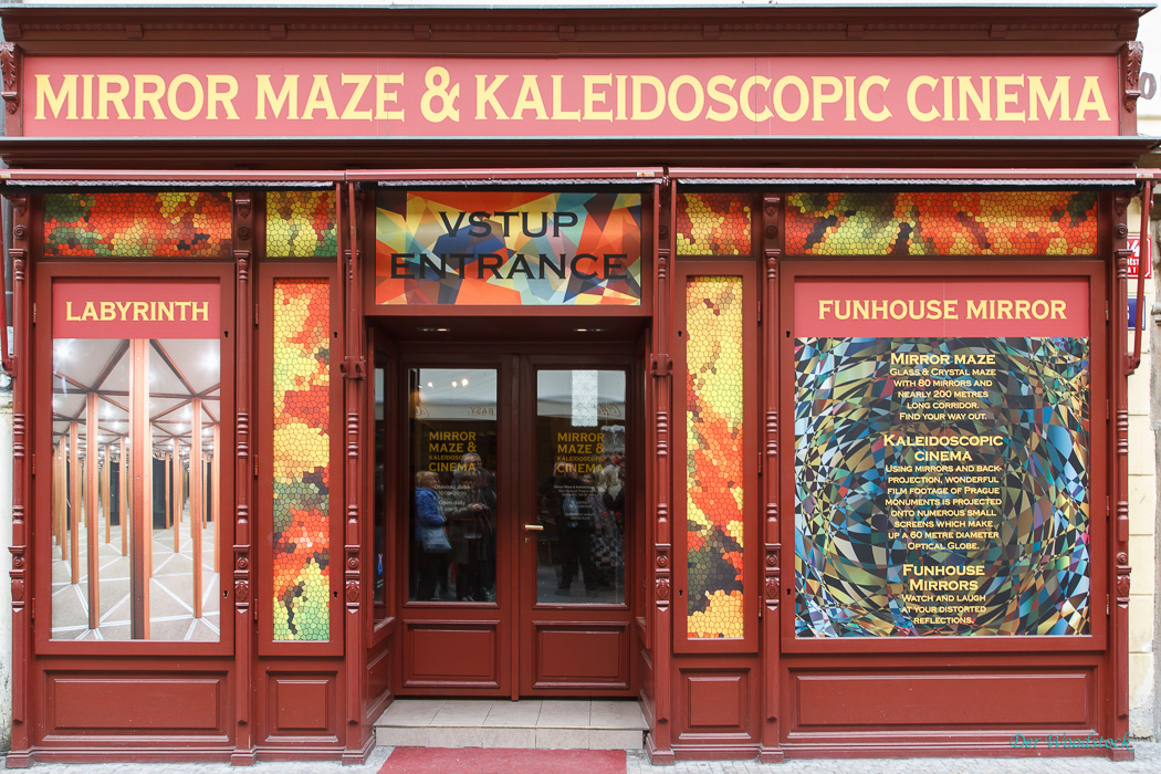 Spiegelkabinette, Panoptika, Schwarze Theater, Filmtheater, Museen etc haben in Prag lange Tradition