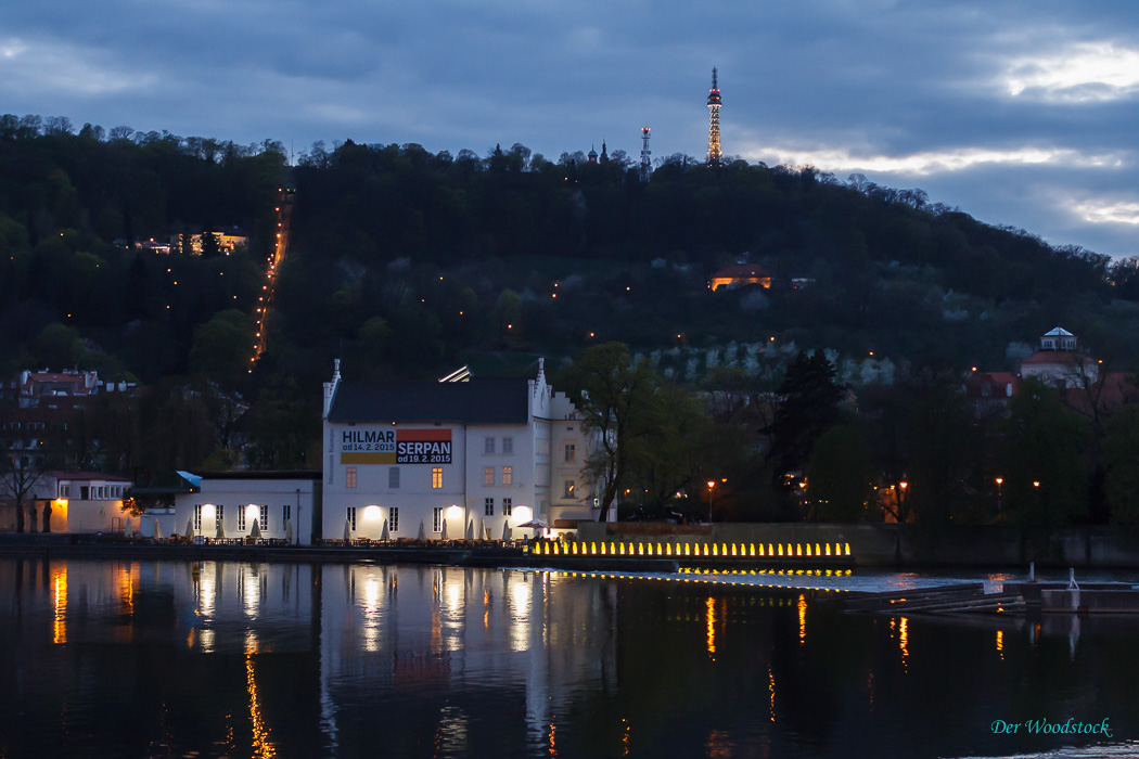 Der Petrin am Abend. Gut zu sehen ist die Trasse der Zahnradbahn