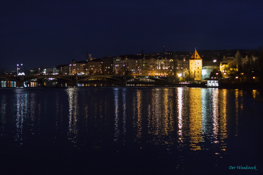 Prag bei Nacht: Moldau