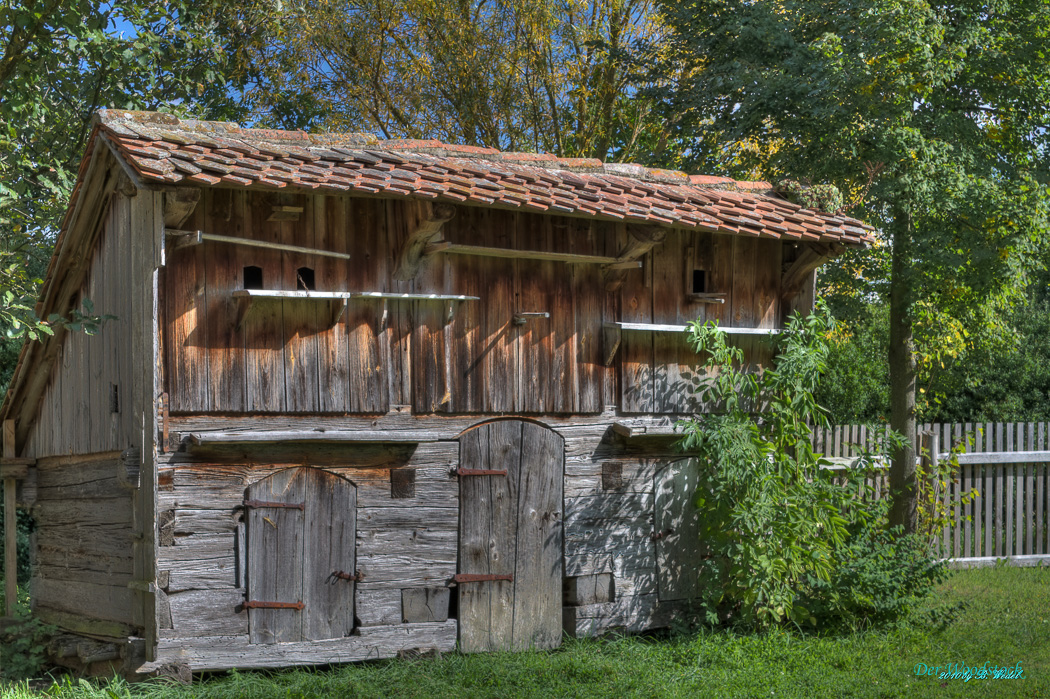 Stall mit Taubenschlag